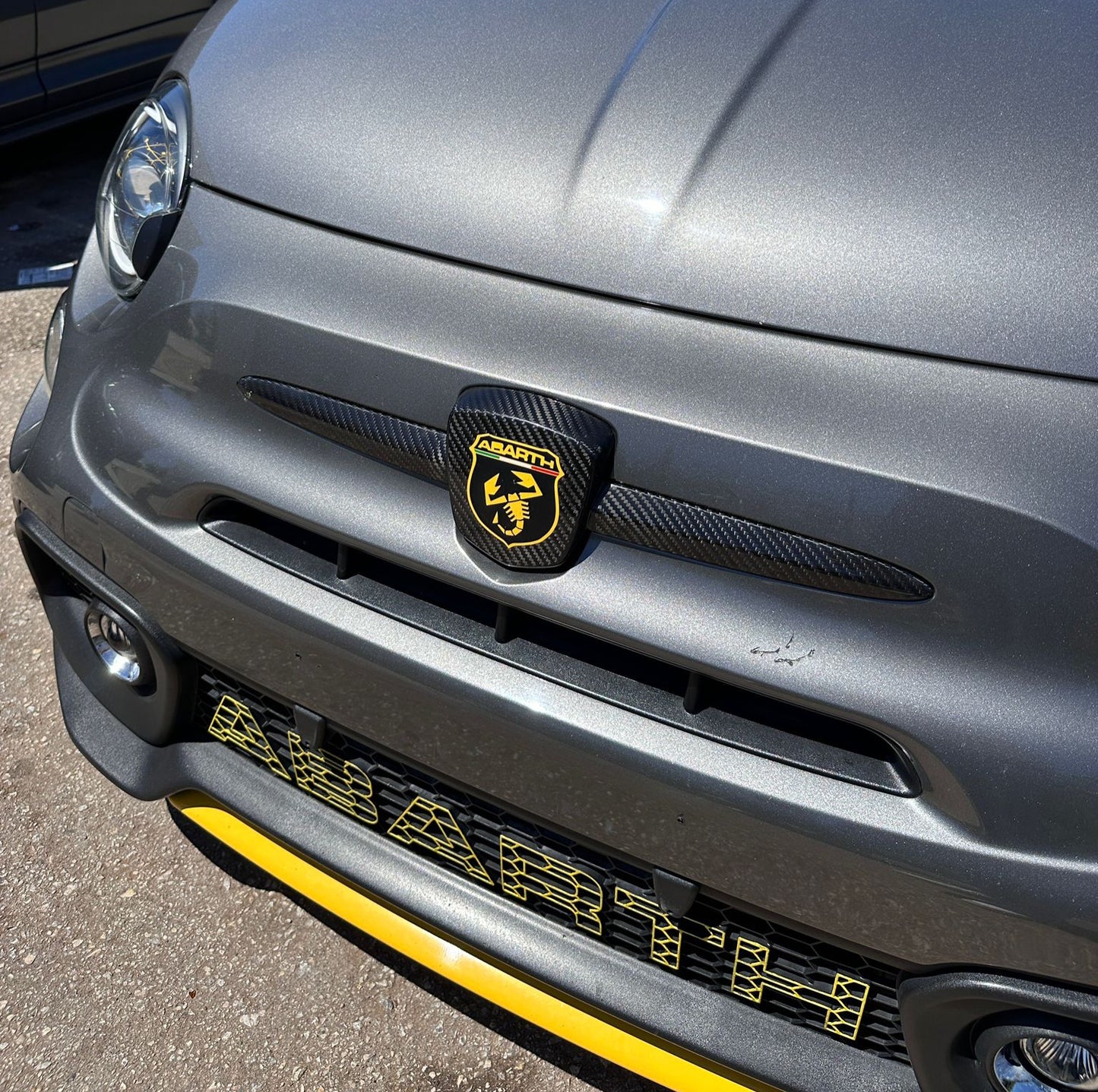 Cover in carbonio logo anteriore versione piena (per Fiat Abarth 500, 595, 695)