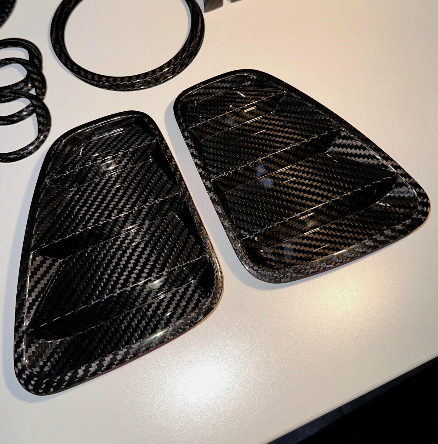 Placchette racing in carbonio fanali posteriori (per Fiat Abarth 500, 595, 695)