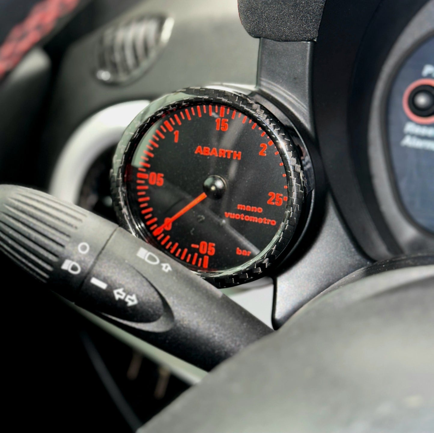 Cover in carbonio manometro turbo (per Fiat Abarth 500, 595, 695)