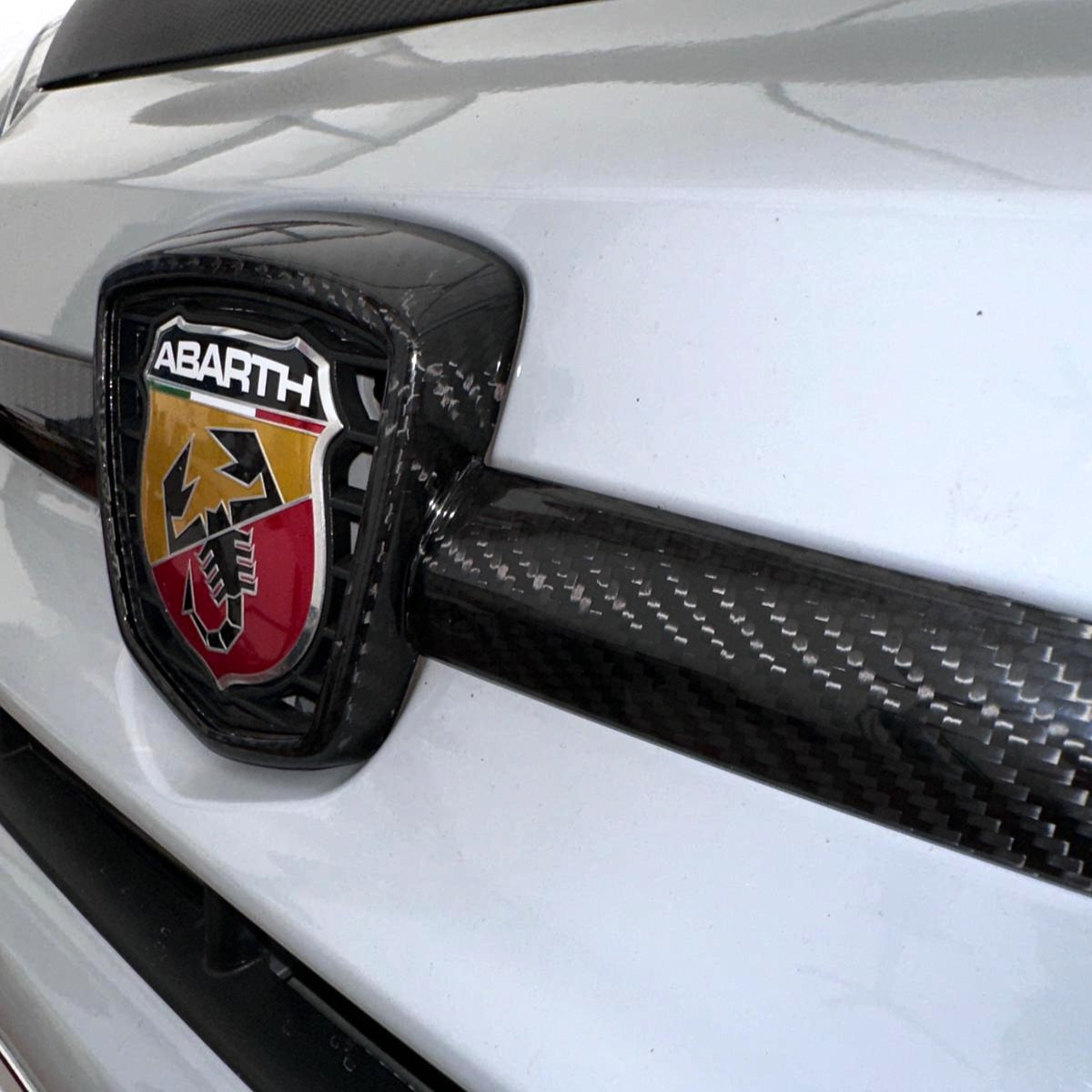 Cover in carbonio per logo anteriore (per Fiat Abarth 500, 595, 695)