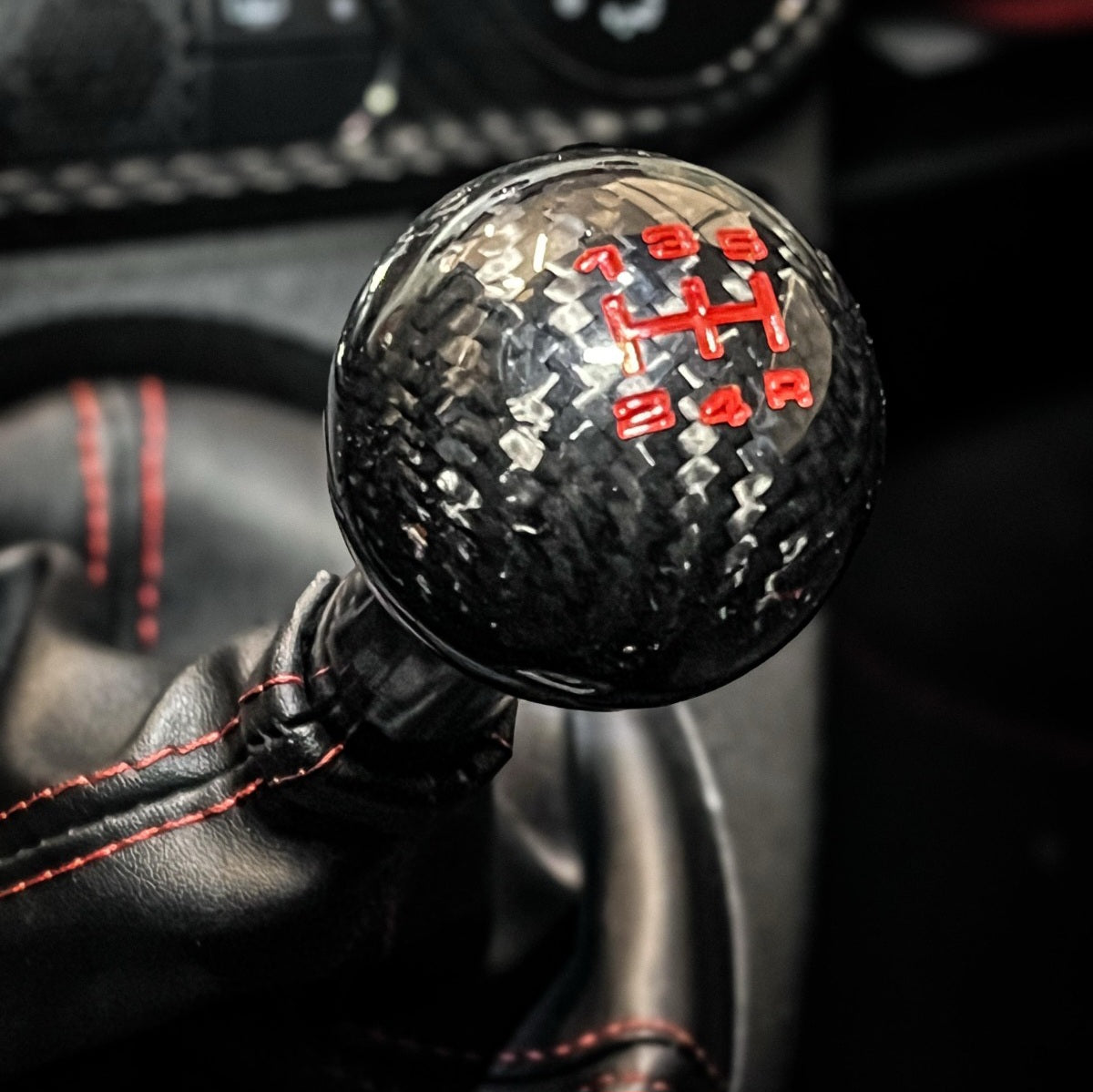 Pomello cambio in alluminio rivestito in carbonio - marce in rosso (per Fiat Abarth 500 Restyling, 595 695)
