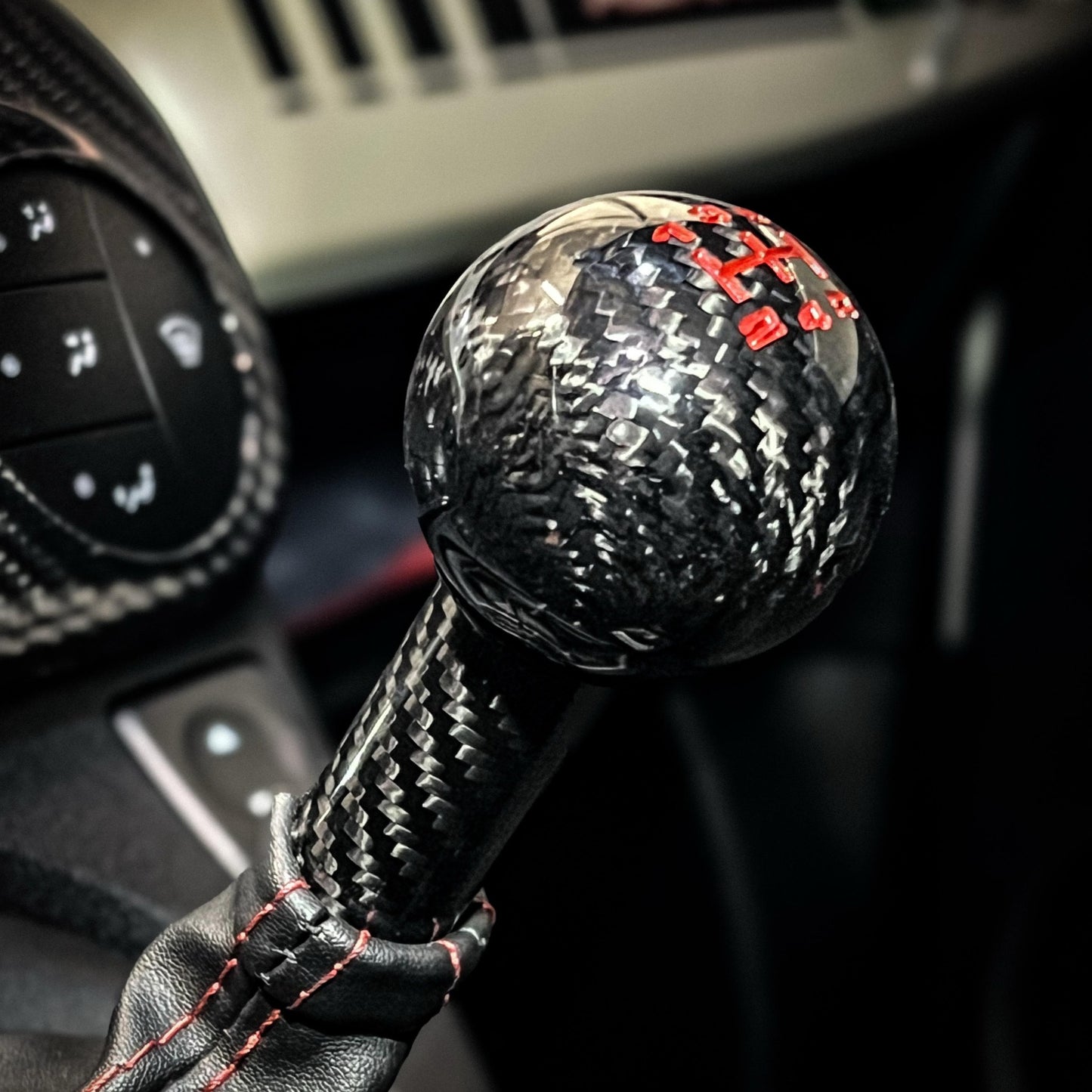 Pomello cambio in alluminio rivestito in carbonio - marce in rosso (per Fiat Abarth 500 Restyling, 595 695)