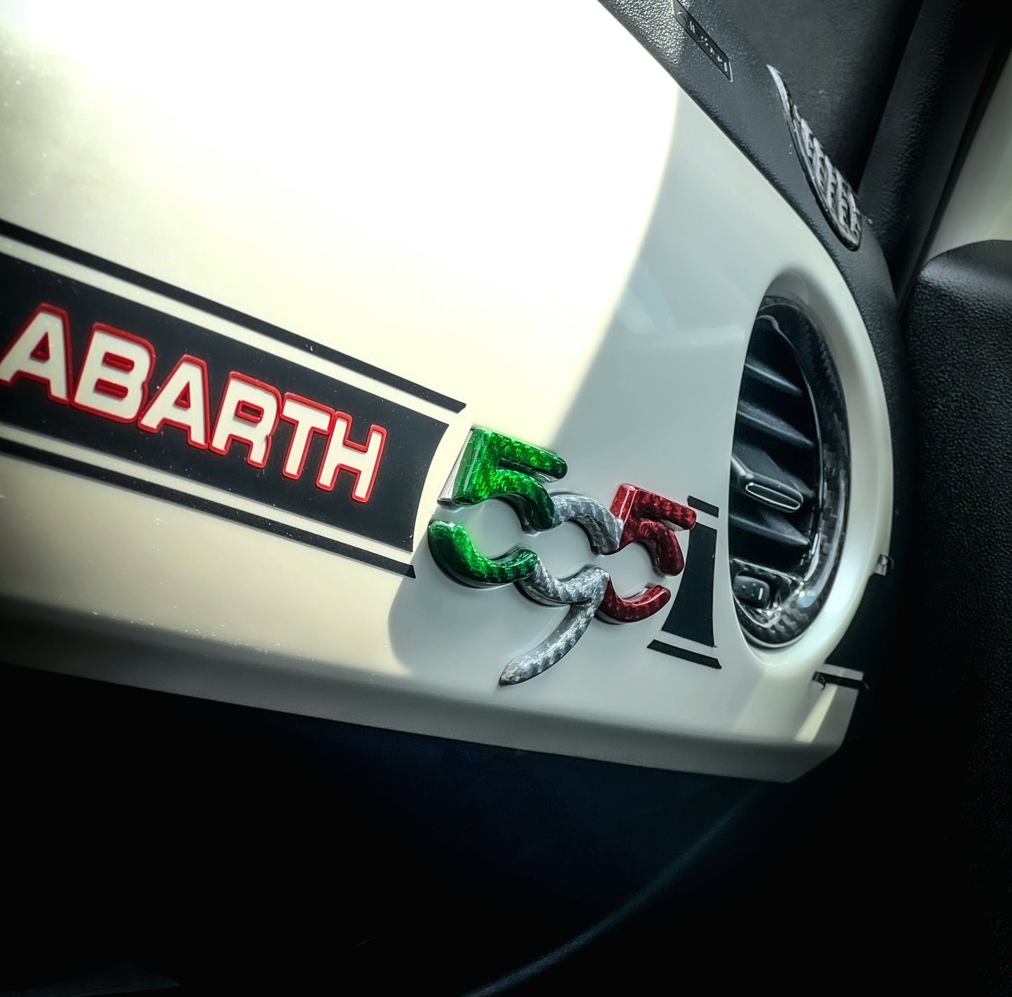 Cover tricolore logo in carbonio plancia auto (per Fiat Abarth 595)