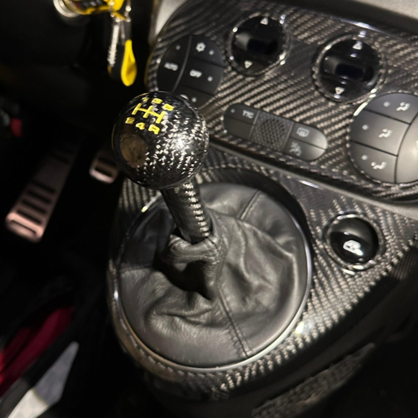 Pomello cambio in alluminio rivestito in carbonio - marce in giallo (per Fiat Abarth 500 Restyling, 595 695)